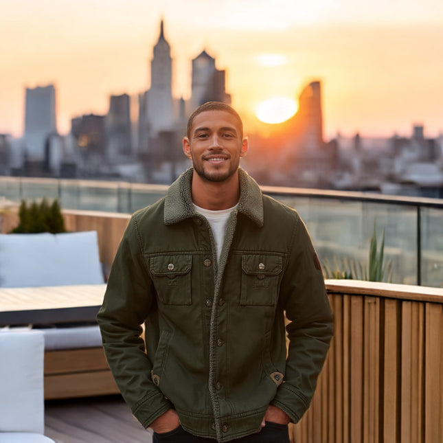 Hombre usando Campera Casual Dublin con interior térmico sherpa en una terraza urbana al atardecer.