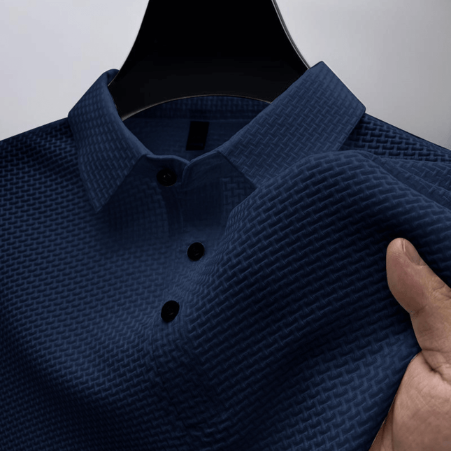 Chomba elegante de seda para hombre en azul marino, detalle de tejido texturizado, ideal para un look casual chic y cómodo.