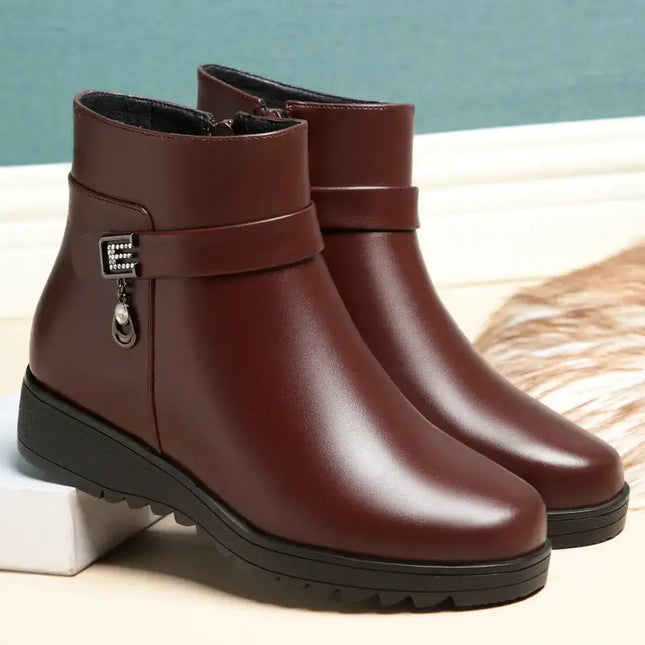 Botas de cuero marrón para mujer con suela gruesa y puntera redonda, ideales para el frío. Diseño cómodo con forro suave.