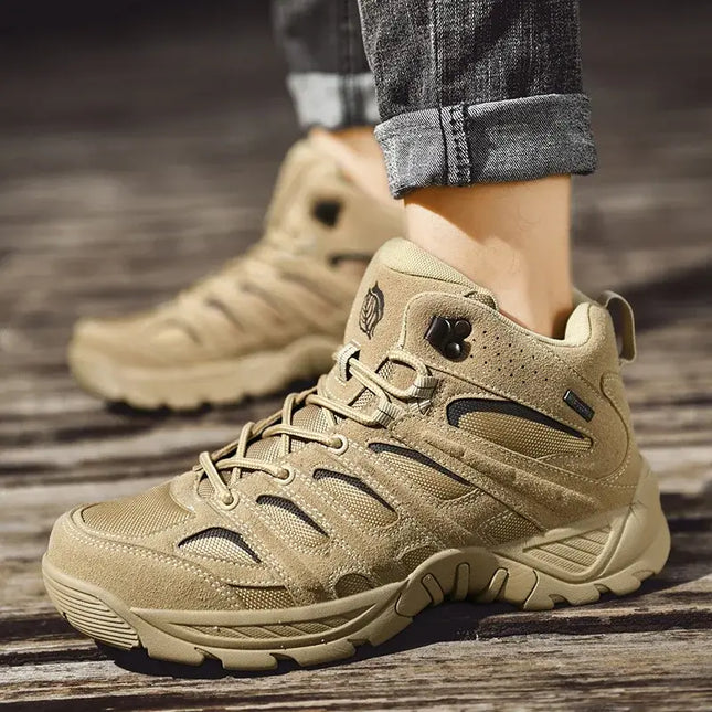 Botas DesertX hombre color beige, ligeras y tácticas, con diseño antideslizante para terrenos difíciles y climas de otoño.