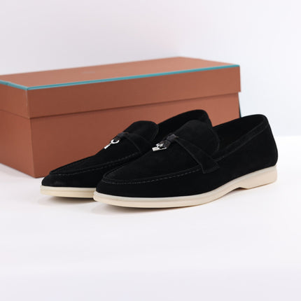 Mocasines de ante con dije de Lorenzo