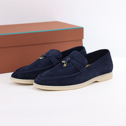 Mocasines de ante con dije de Lorenzo