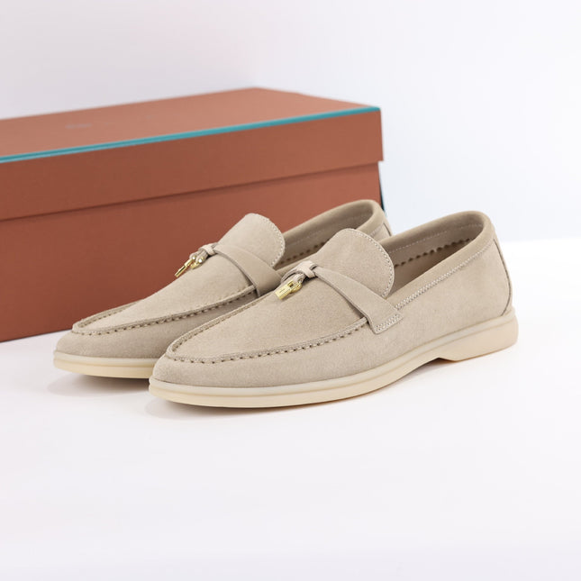 Mocasines de ante con dije de Lorenzo