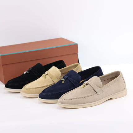 Mocasines de ante con dije de Lorenzo