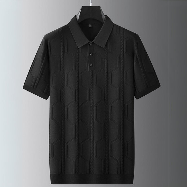 Chomba hombre negra tejida en chevrón, estilizada y cómoda, ideal para un look refinado y juguetón. Mezcla de algodón liviano.