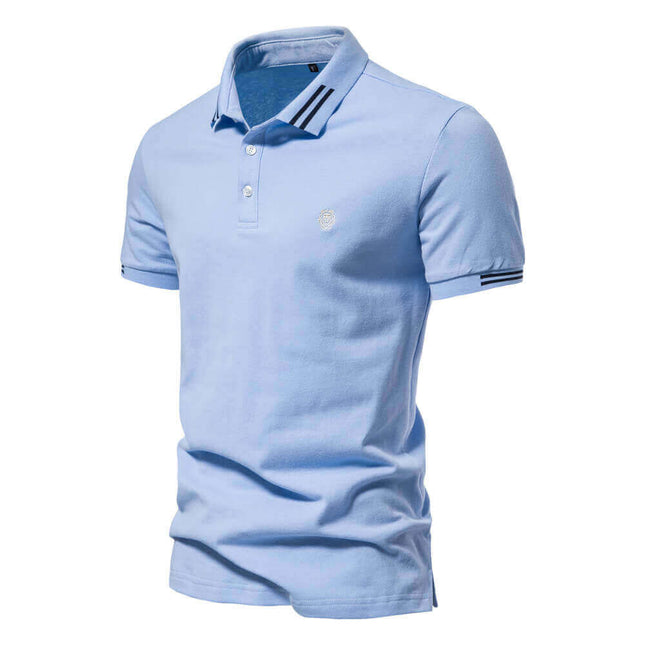 Chomba 100% algodón clásico para hombre en color azul claro, ideal para un look casual y moderno, perfecta para cualquier ocasión.