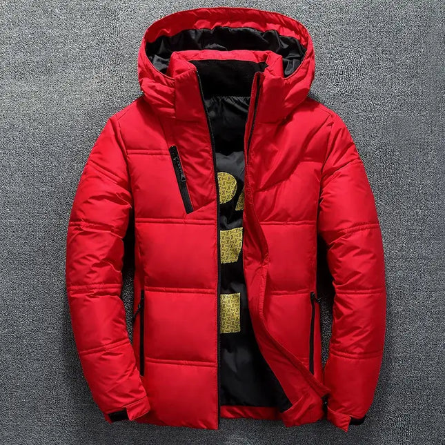 Campera térmica Urban Warm para hombre en rojo con capucha desmontable, diseño moderno y relleno de plumón para abrigo extremo.