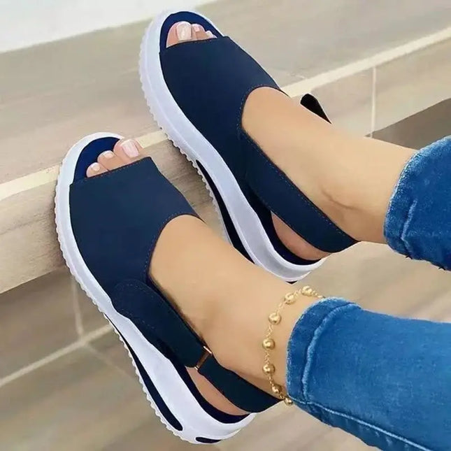 Woman wearing Sandalia Liviana Plus with open toe design, lightweight platform, and cushioned base for comfort and style.