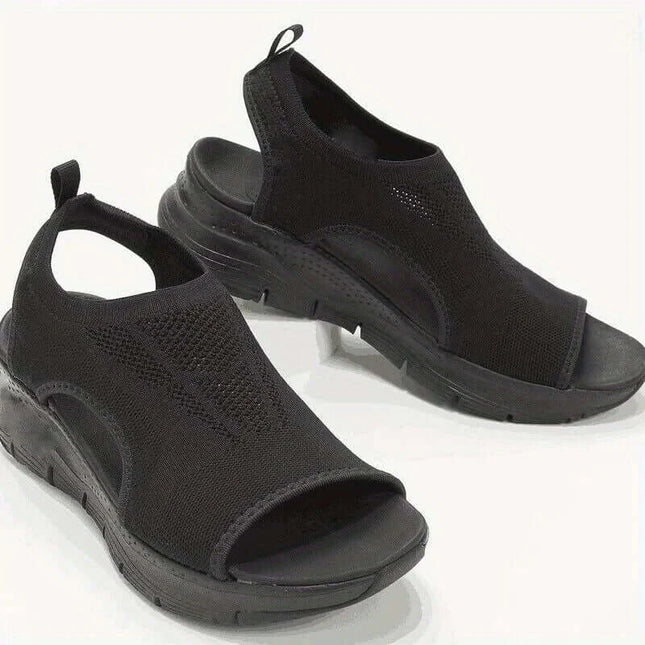 Black Sandalia VeranoFit with open toe, medium wedge heel, and adjustable back strap for style and comfort in warm weather.
