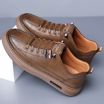 Zapato de cuero auténtico marrón para hombre, estilo casual, destacando calidad y diseño elegante.