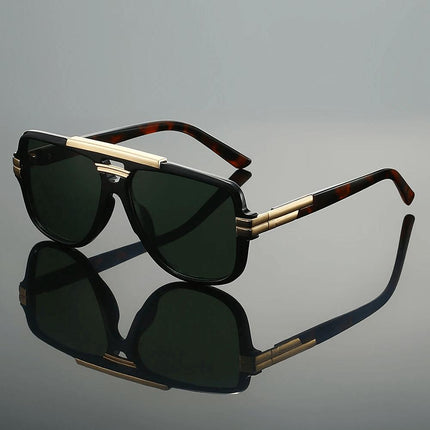 Anteojos de sol Arclight Spec unisex, montura angular negra y dorada, lentes oscuros, diseño futurista y liviano.