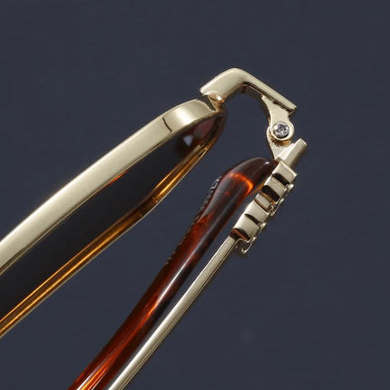 Bisagra con detalles de engranaje y marco dorado de los anteojos de sol Aureon Hexa-Core, estilo futurista para adultos.