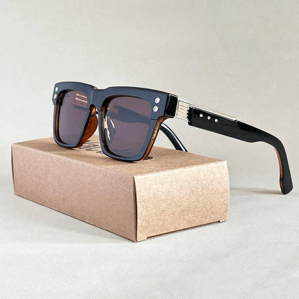 Anteojos de sol Firenze, marco cuadrado negro, lentes UV400, unisex, sobre caja marrón, estilo clásico y elegante.