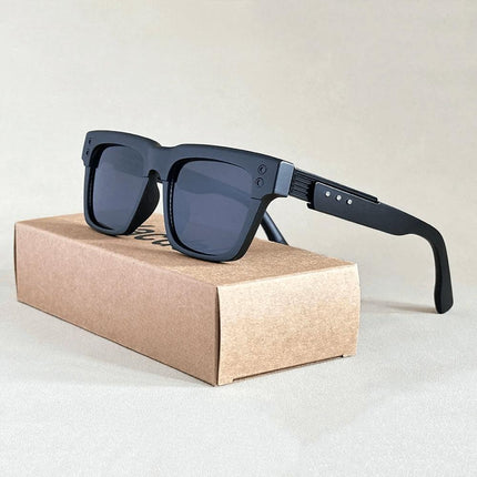 Anteojos de sol Firenze Square negros UV400, marco cuadrado resistente, diseño elegante para adultos modernos.