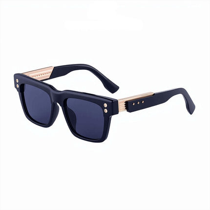 Anteojos de sol Firenze Square, marco cuadrado negro, detalles dorados, lentes UV400. Elegante y versátil para el público moderno.