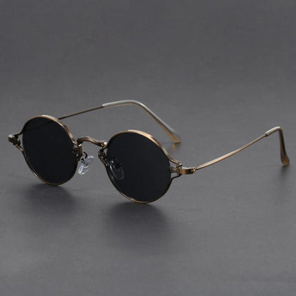 Anteojos de sol redondos, armazón de metal oscuro, lentes clásicos. Estilo alternativo, inspirados en Kurt Cobain.