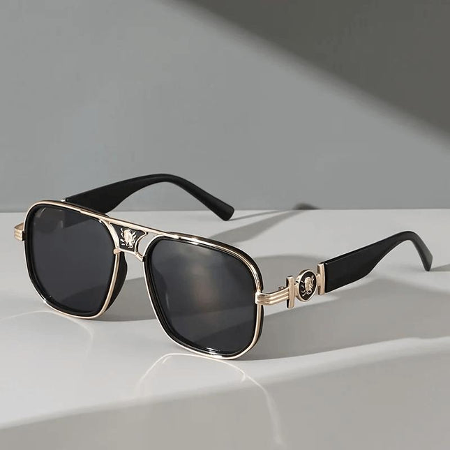 Anteojos Donatello Mori unisex, marco dorado, lentes tintados, detalle escudo, estilo Riviera elegante y audaz.