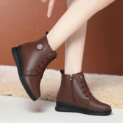 Bota de cuero marrón ComfortFlex para mujeres, con suela antideslizante, diseño urbano y clásico para uso diario.