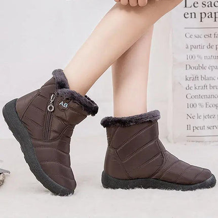 Bota impermeable chic de mujer, color marrón, con abrigo interior de felpa suave y cierre lateral, ideal invierno.