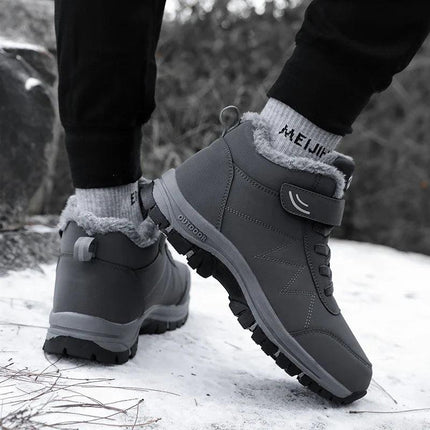 Botas de nieve grises impermeables para hombre, con suela antideslizante ideal para invierno, caminando en nieve.