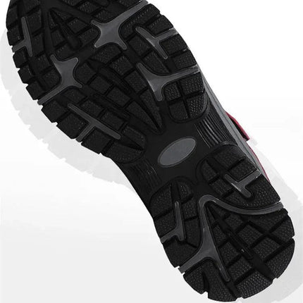 Suela de goma negra antideslizante de botas de nieve impermeables para adultos, detalle del diseño robusto y durable.