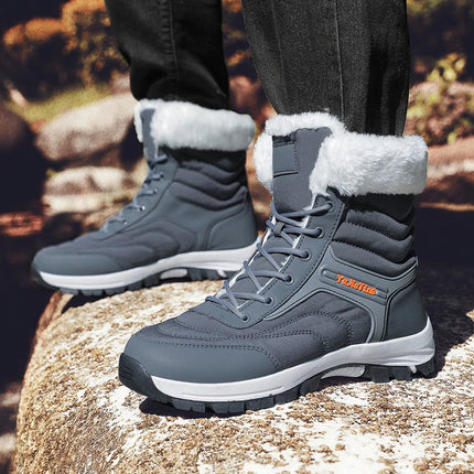 Botas de senderismo gris oscuro para hombre con forro de lana, ideales para el invierno, en un entorno montañoso.