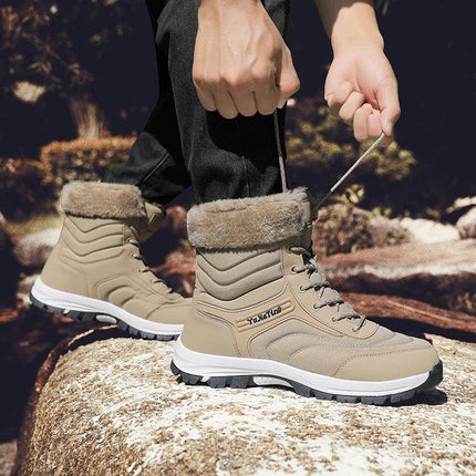 Botas de senderismo para hombre, beige, con forro cálido de piel, ideales para actividades al aire libre en invierno.