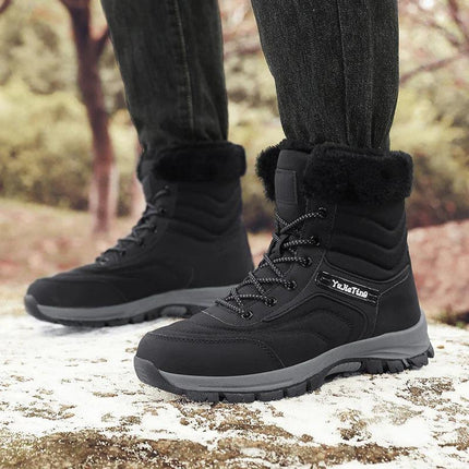 Botas de senderismo negras de cuero para hombre con forro cálido, ideales para trekking invernal en entornos naturales.
