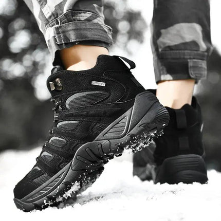 Botas DesertX para hombre negras tácticas, ligeras, antideslizantes en nieve, ideales para terrenos exigentes y climas fríos.