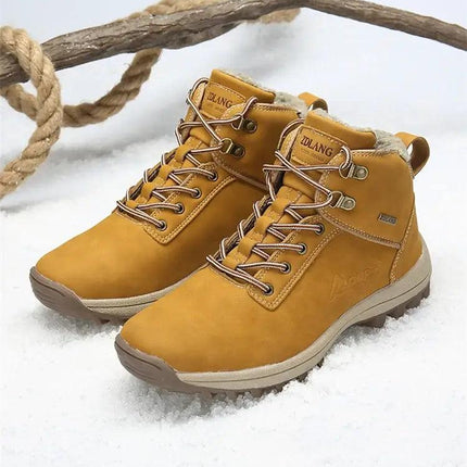 Botas impermeables de material sintético color marrón para hombre, ideales para invierno 2025.