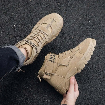 Botas tácticas hombre beige, suela antideslizante, material resistente, para uso en exteriores y misiones exigentes.