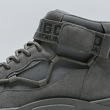 Taco de botas tácticas grises para hombre, material resistente, diseño de cordones y cierre de velcro, suela antideslizante.
