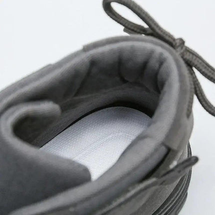 Cuello acolchado de botas tácticas grises para hombre, suela antideslizante y material ligero para misiones exigentes.