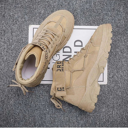 Botas tácticas hombre beige, ligeras y antideslizantes, ideales para trabajo y caminatas exigentes.
