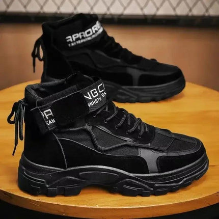Botas tácticas negras para hombre, ligeras y antideslizantes, ideales para actividades al aire libre.