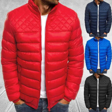 Campera hombre ComfortFit en algodón térmico rojo, azul y negro; cuello alto, sin capucha, para clima frío otoñal.