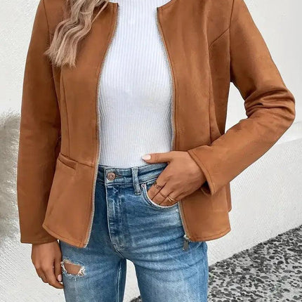 Campera Daniela de mujer en cuero sintético marrón, estilo casual, combinada con jean y suéter blanco.