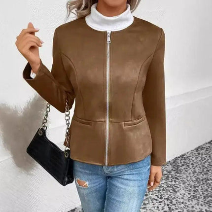 Campera Daniela marrón para mujer, material gamuza sintética, estilo casual, cierre frontal, adecuada para otoño e invierno.
