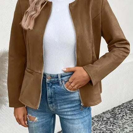Campera Daniela de cuero sintético marrón para mujer, estilo casual. Ideal para uso diario y elegante.