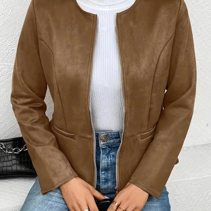 Campera Daniela marrón para mujer de cuero sintético, diseño elegante, ideal para otoño, combinada con suéter blanco y jeans.