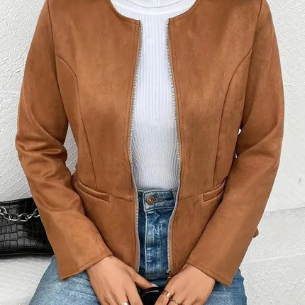 Campera de mujer Daniela de gamuza marrón, elegante y moderna, ideal para el otoño y para ocasiones casuales.