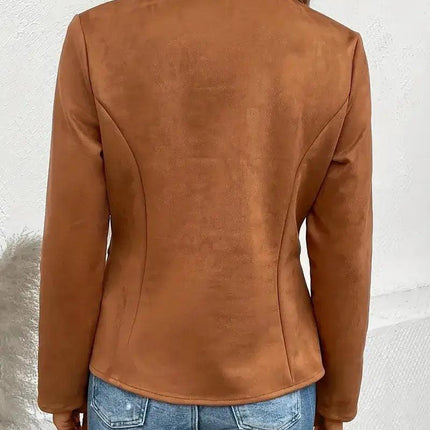 Campera marrón de gamuza para mujer, vista trasera, corte ajustado, ideal para otoño-invierno, estilo casual.
