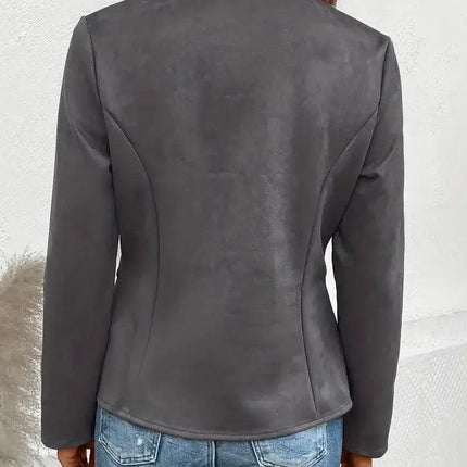 Campera Daniela de mujer, gris oscuro, material cuero sintético, corte ajustado, estilo casual, vista trasera.