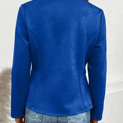 Campera Daniela azul de mujer, hecha de tela de algodón, vista trasera, combinada con jeans, ideal para otoño-invierno.