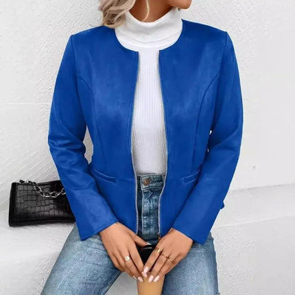 Campera Daniela azul de mujer, estilo casual, material cuero sintético, combinada con suéter blanco y jeans.
