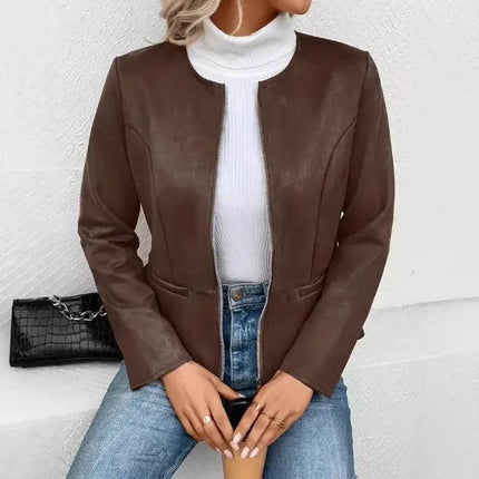 Campera Daniela de cuero marrón para mujeres, estilo casual, combinada con suéter blanco y jeans, ideal otoño-invierno.