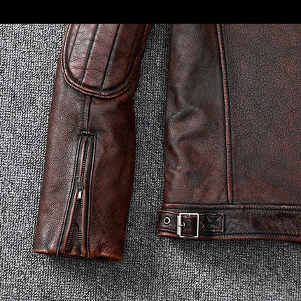 Campera cuero marrón oscuro 100% vacuno para hombres, cierre de cremallera y hebilla en diseño moderno.