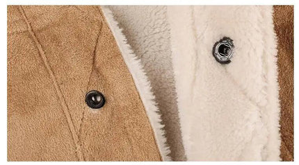 Detalle de campera de cuero vacuno marrón claro para hombres, con interior de lana y botón metálico.