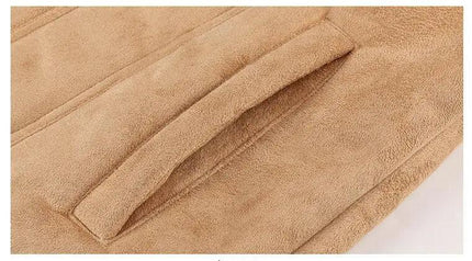 Detalle de textura de campera de cuero vacuno, color beige claro, para hombres, estilo clásico y elegante.