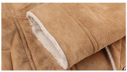 Campera de gamuza color camel para hombres, detalle de tela y costuras, ideal para estilo casual y abrigado.